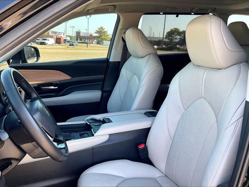 Used 2025 Toyota Grand Highlander FWD image 11
