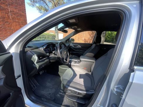 Used 2022 Chevrolet Traverse LT FWD image 11