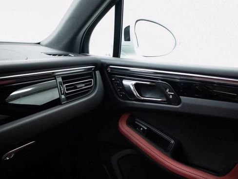 Certified 2025 Porsche Macan image 23
