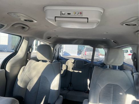Used 2018 Chrysler Pacifica Touring Plus image 9