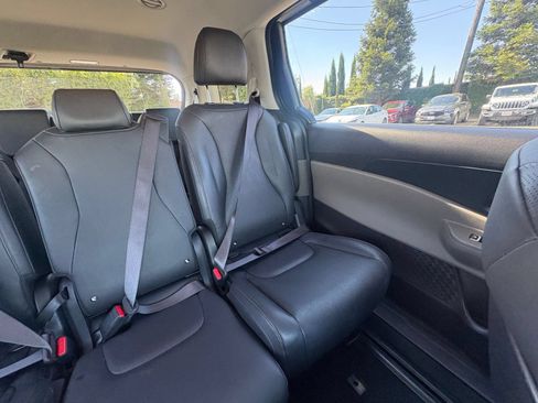 Used 2026 Kia Carnival FWD image 40