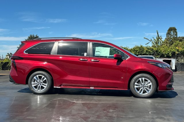 Used 2026 Toyota Sienna XLE AWD/4WD image 3