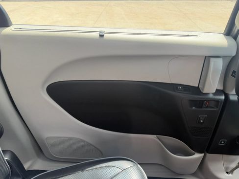 Used 2018 Chrysler Pacifica Limited FWD image 35