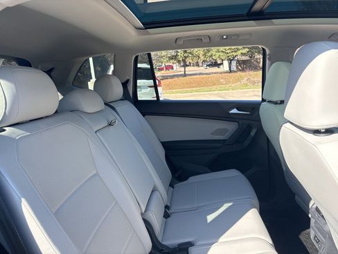 Used 2019 Volkswagen Tiguan SE image 9