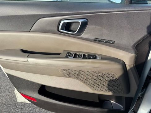 Used 2025 Kia Carnival EX image 13