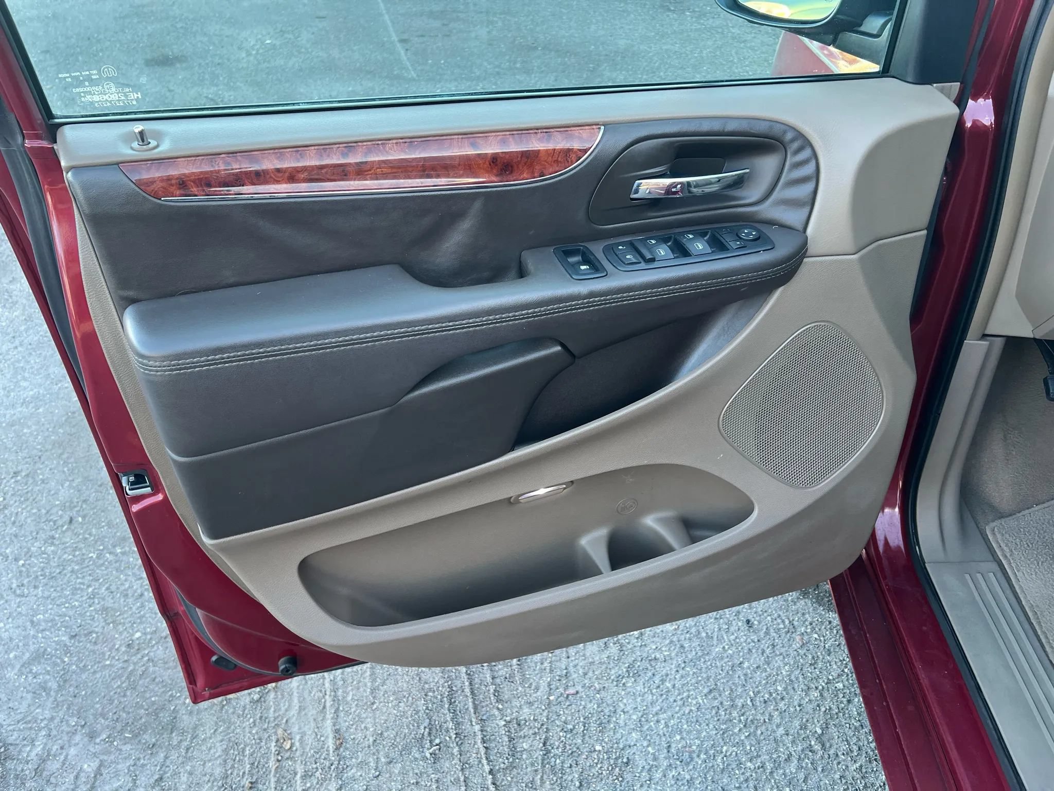 Used 2016 Chrysler Town & Country Touring FWD image 5