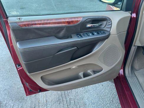 Used 2016 Chrysler Town & Country Touring FWD image 5