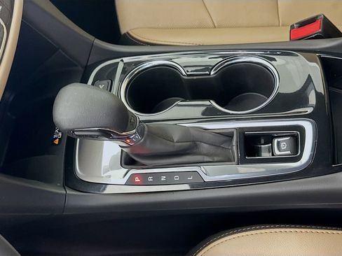 Used 2023 Chevrolet Equinox Premier image 17