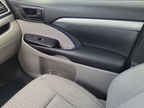 Used 2017 Toyota Highlander Plus FWD image 13