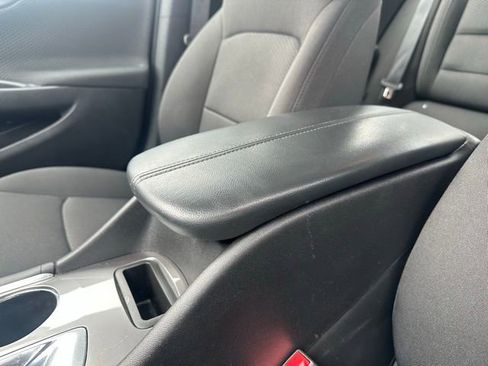 Used 2018 Chevrolet Malibu LT image 12