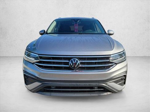 Used 2024 Volkswagen Tiguan SE FWD image 2