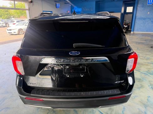 Used 2022 Ford Explorer XLT w/ Equipment Group 202A AWD/4WD image 12