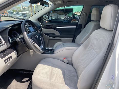 Used 2018 Toyota Highlander LE FWD image 14