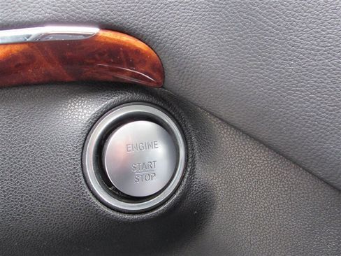 Used 2012 Mercedes-Benz GL 550 4MATIC image 18