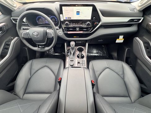 New 2026 Toyota Highlander Platinum image 17