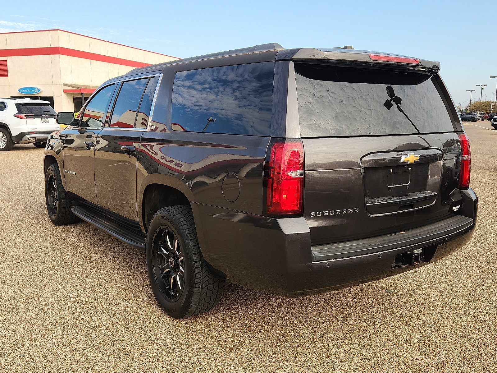 Used 2018 Chevrolet Suburban LT RWD image 3