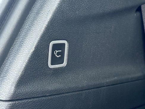 Used 2025 Chrysler Pacifica Select FWD image 13