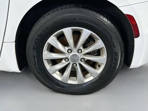 Used 2018 Chrysler Pacifica Touring-L FWD image 31