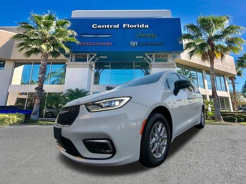 Certified 2024 Chrysler Pacifica Touring-L image 9