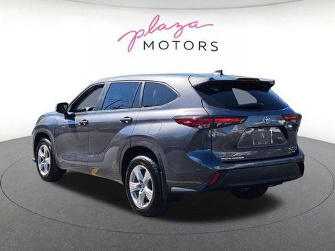 Used 2024 Toyota Highlander LE AWD/4WD image 7