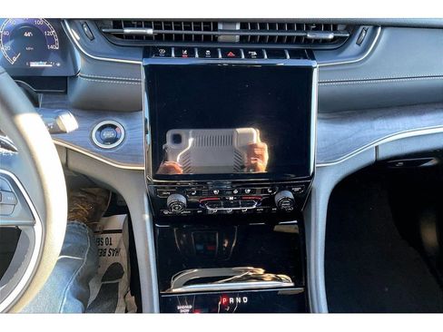 Used 2024 Jeep Grand Cherokee L Limited w/ Luxury Tech Group II image 34