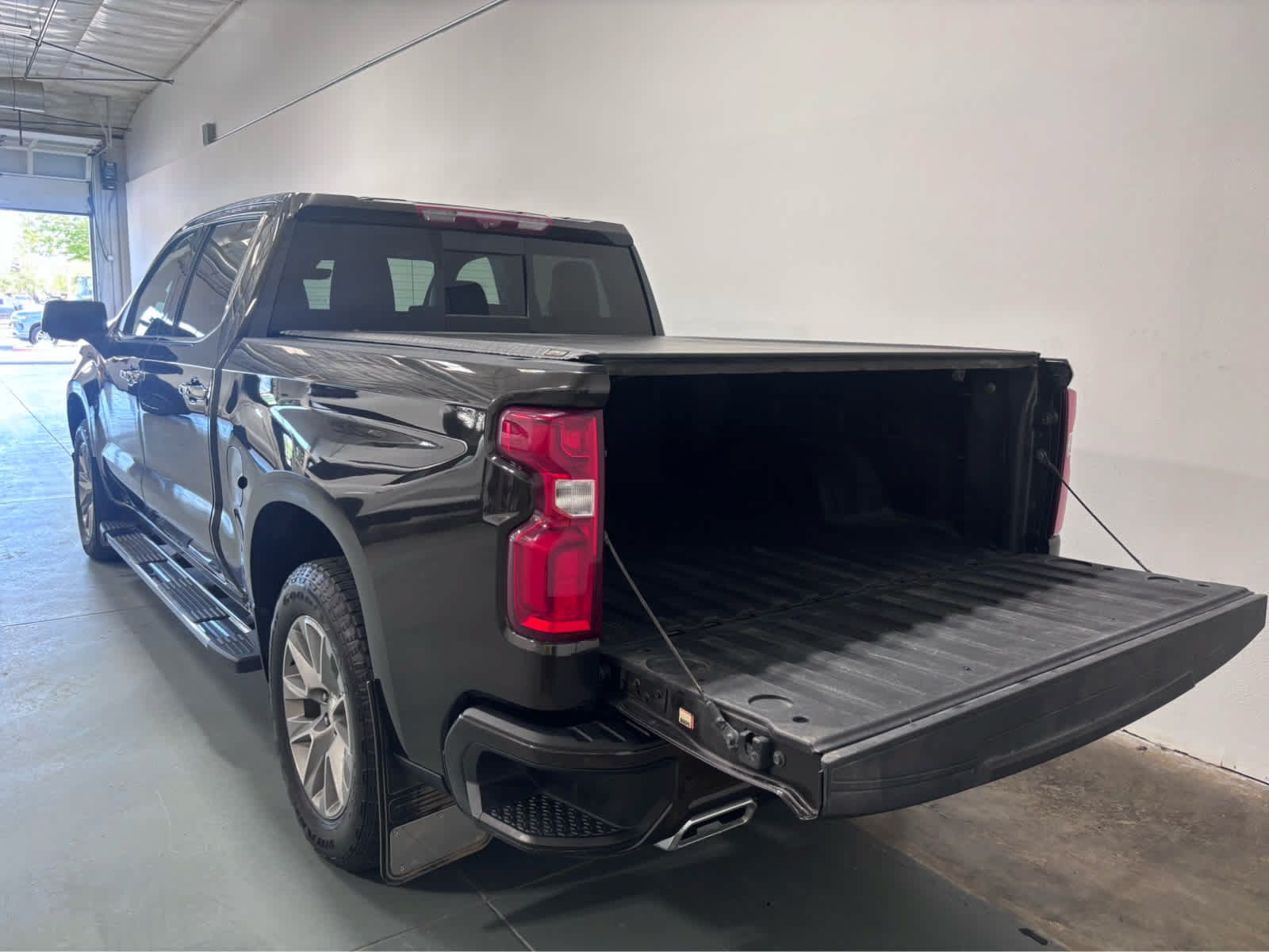 Used 2021 Chevrolet Silverado 1500 High Country w/ Technology Package AWD/4WD image 4
