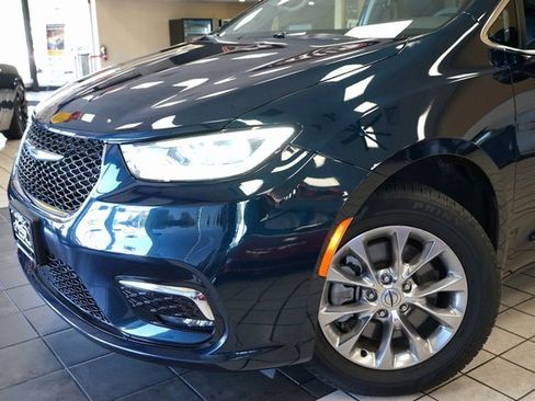 Used 2022 Chrysler Pacifica Touring-L image 21