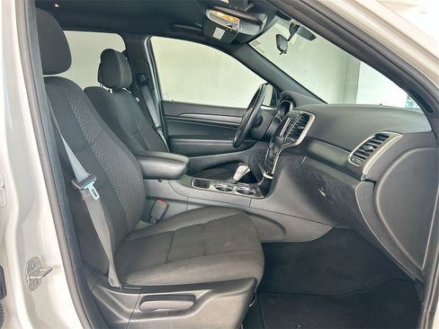 Used 2021 Jeep Grand Cherokee Laredo image 32