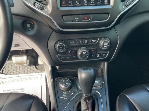 Used 2019 Jeep Cherokee Trailhawk w/ Cold Weather Group image 18