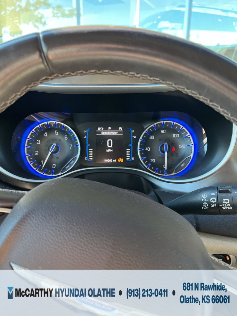 Used 2017 Chrysler Pacifica Touring-L FWD image 3