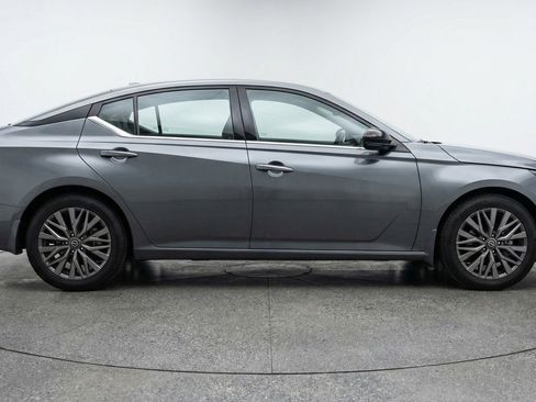 Used 2025 Nissan Altima 2.5 SV image 11