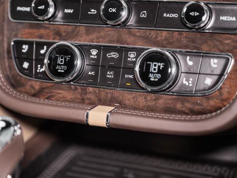 Used 2025 Bentley Bentayga Extended Wheelbase image 46