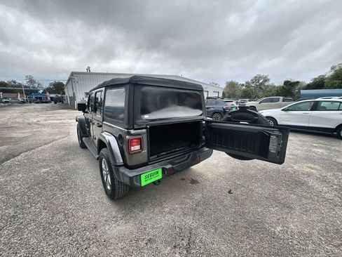 Used 2018 Jeep Wrangler Unlimited Sahara AWD/4WD image 25