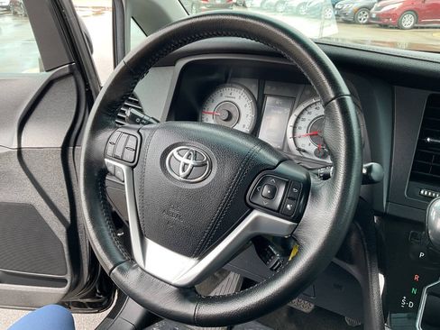 Used 2015 Toyota Sienna SE FWD image 18