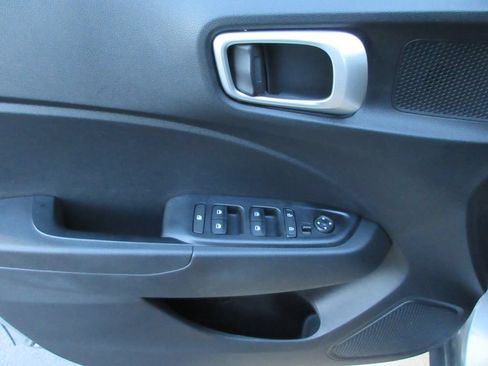 Used 2025 Hyundai Venue SEL FWD image 21