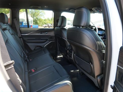 Used 2025 Jeep Grand Cherokee Limited w/ Black Appearance Package AWD/4WD image 13