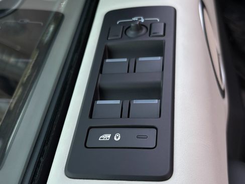 Used 2025 Land Rover Discovery Metropolitan Edition AWD/4WD image 25