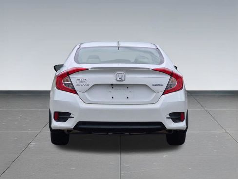 Used 2018 Honda Civic Touring image 5