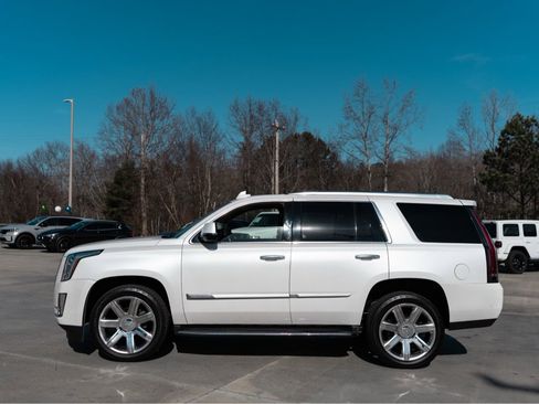 Used 2018 Cadillac Escalade Luxury image 2