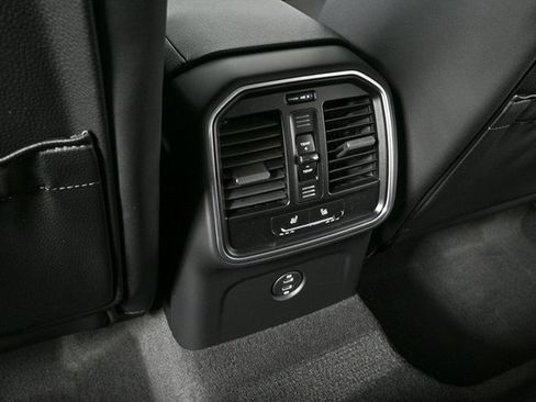 Used 2025 Porsche Macan image 21