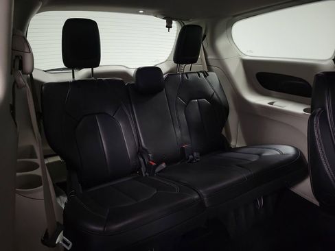 Used 2021 Chrysler Voyager Lxi image 24