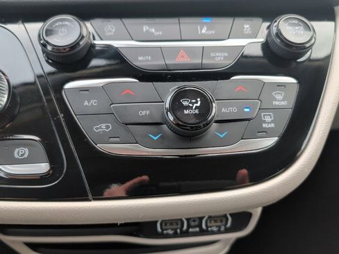 Used 2024 Chrysler Pacifica Touring-L image 32