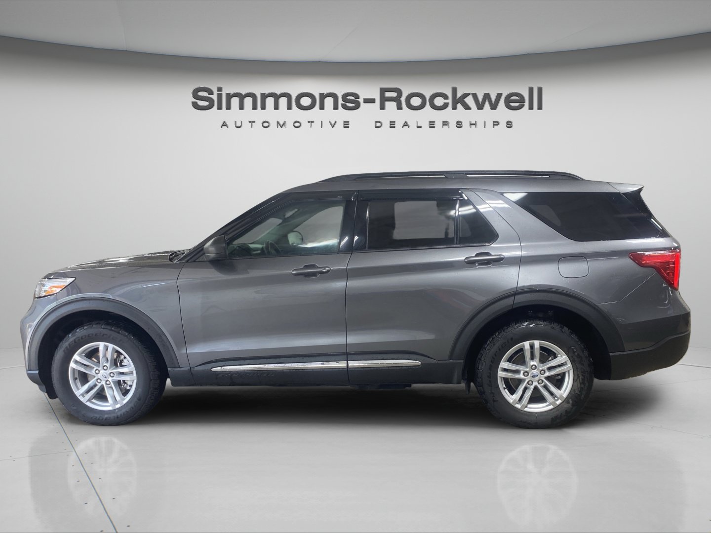 Used 2023 Ford Explorer XLT AWD/4WD image 2