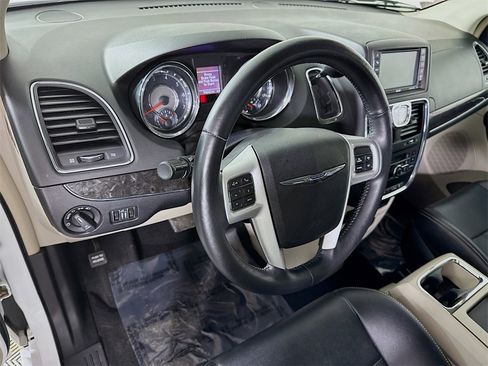 Used 2014 Chrysler Town & Country Touring-L w/ Driver Convenience Group image 18