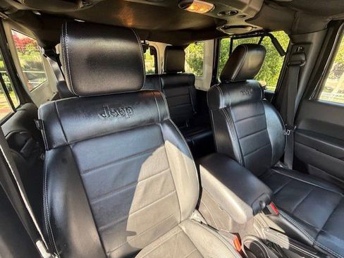 Used 2012 Jeep Wrangler Unlimited Rubicon w/ Connectivity Group AWD/4WD image 9