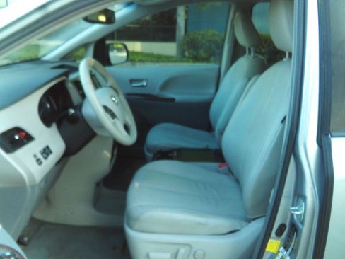 Used 2012 Toyota Sienna XLE w/ Premium Pkg FWD image 19