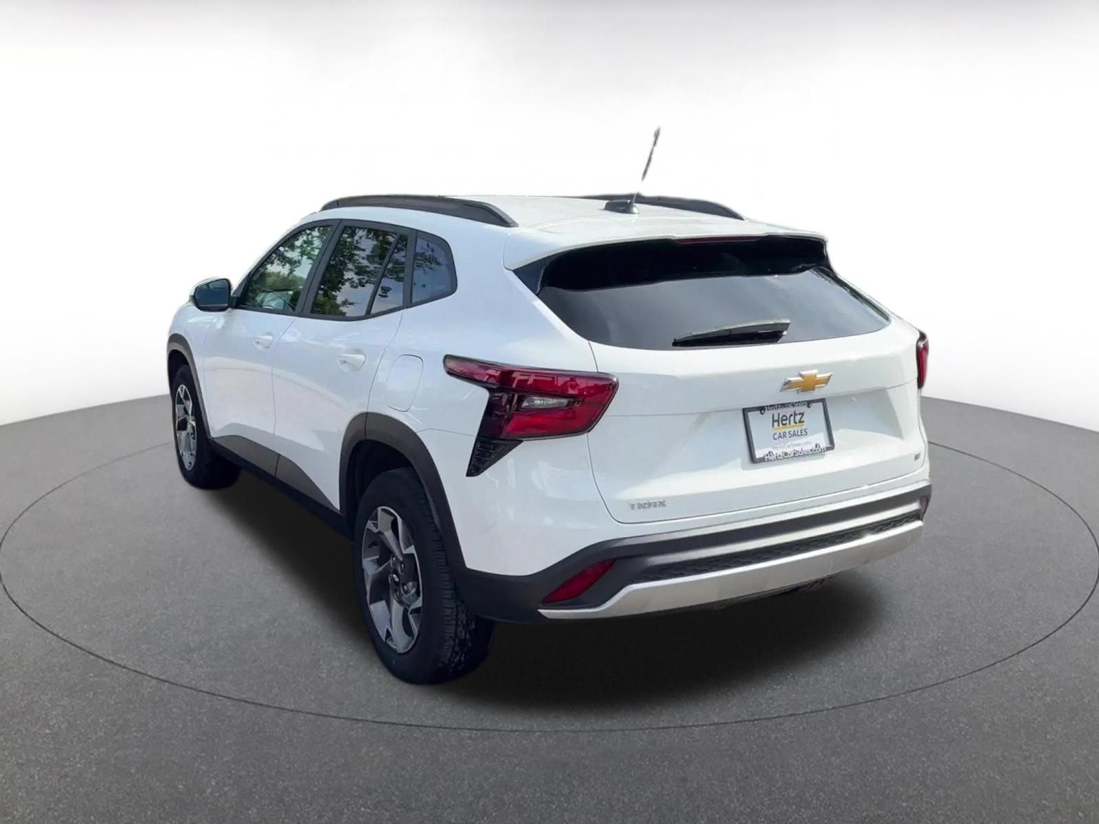 Used 2025 Chevrolet Trax LT FWD image 9