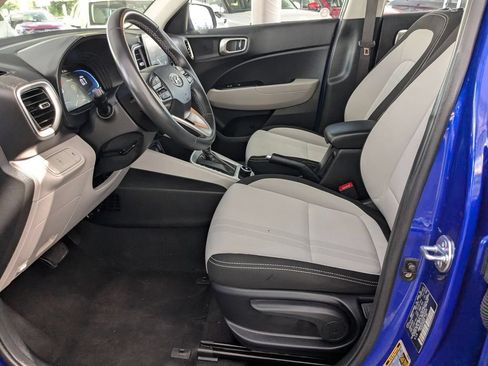 Used 2025 Hyundai Venue SEL FWD image 11