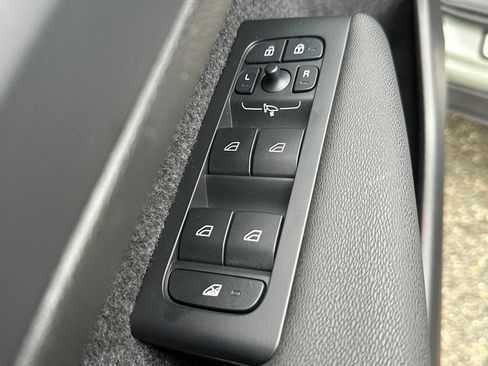 Certified 2025 Volvo XC40 B5 Plus AWD/4WD image 22