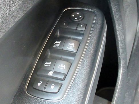 Used 2015 Chrysler 300 C w/ Light Group image 28